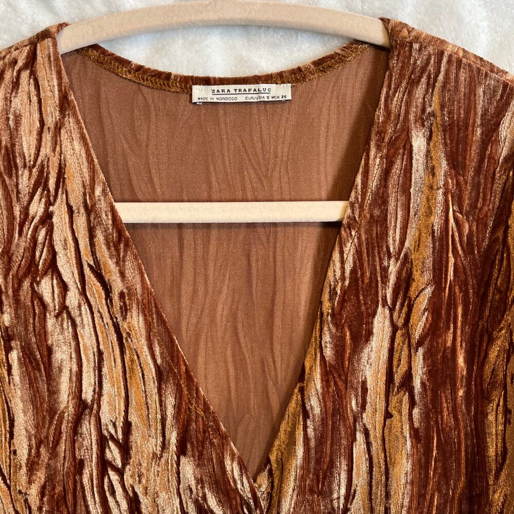 Zara gold velvet tshirt dress v-neck size small wavy design preowned excellent